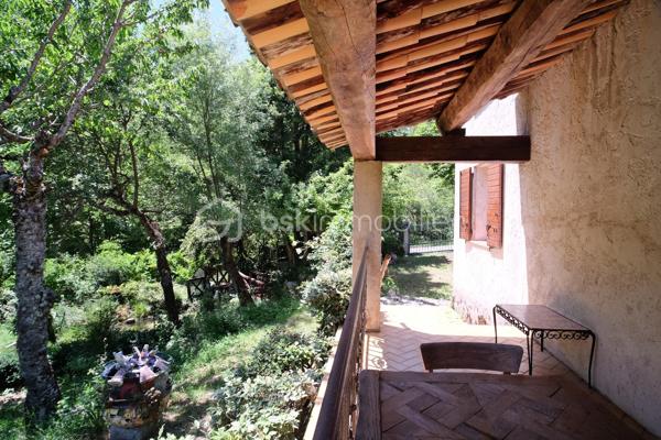 Certaines propriétés se visitent.

D'autres racontent une histoire dès l'ouverture du portail.

À 1 000 mètres d'altitude, dans un environnement naturel préservé et au calme absolu, découvrez cette chaleureuse maison familiale d'environ 110 m² nichée au cœur d'un magnifique terrain clos de 1 333 m².

Ici, la nature est omniprésente.

Le jardin, véritable écrin de verdure, déploie ses différents univers au fil des saisons : arbres fruitiers, cerisiers, ginkgo biloba, massifs fleuris, allées ombragées et espaces de détente composent un cadre rare où le temps semble ralentir.

Au centre de cette oasis, un bassin d'agrément bordé de végétation et traversé par un charmant petit pont apporte une touche de poésie qui rend ce lieu véritablement unique.

La maison, construite en 1975 sur vide sanitaire, séduit par sa qualité de construction et son ambiance chaleureuse.

Le rez-de-chaussée accueille une vaste pièce de vie réunissant salon, salle à manger et cuisine ouverte dans un esprit convivial. Une superbe cheminée traditionnelle ainsi qu'un poêle à bois invitent aux longues soirées d'hiver face aux flammes.

Le demi-palier comprend une entrée, un placard de rangement, un WC indépendant et une salle d'eau avec douche.

À l'étage, trois chambres lumineuses offrent de belles vues sur la nature environnante. Une spacieuse salle de bains avec baignoire, double vasque et WC complète l'espace nuit.

Les prestations comprennent notamment :

• Double vitrage sur menuiseries bois
• Volets sur l'ensemble des ouvertures
• Chauffage par poêle à bois et convecteurs électriques
• Chauffe-eau de 200 litres
• Terrasse exposée sud avec vue sur les montagnes
• Terrasse au nord pour profiter de la fraîcheur estivale
• Cave / atelier de belle hauteur permettant de circuler debout
• Cabanon indépendant d'environ 15 à 20 m²
• Fibre en bordure de propriété

Sans aucun vis-à-vis, cette propriété offre une intimité devenue rare. Depuis le jardin comme depuis les terrasses, le regard se perd sur les montagnes et la forêt environnante.

Que vous recherchiez une résidence principale, une maison de vacances ou simplement un lieu où vous reconnecter à l'essentiel, cette propriété vous offrira un cadre de vie privilégié.

Un bien rare où le véritable luxe s'appelle espace, nature et sérénité.

Située à 45 min de Saint-Vallier-de-Thiey, 1h de Grasse, 1h30 de Nice.

Contactez-moi dès aujourd'hui pour organiser une visite. Certaines maisons se découvrent en photos. Celle-ci mérite d'être vécue.
