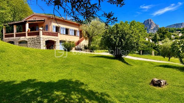 Nous vous proposons à Vence, dans un quartier résidentiel, une jolie villa provençale de 109m² exposée sud‑ouest, offrant de nombreux potentiels. Érigée en position dominante sur un terrain arboré légèrement en pente de 3425 m², la parcelle pourrait faire l’objet d’une division en deux lots supplémentaires sous réserve d’autorisation d’urbanisme.
L’habitation principale, à rénover entièrement, conserve le charme des constructions des années 60 : beaux volumes et grande luminosité grâce à de nombreuses ouvertures donnant sur les oliviers du jardin.
L’entrée, située au premier étage, dessert à droite un WC invité, une salle de bains et une grande cuisine dinatoire avec  cellier attenant. À gauche, un vaste séjour très lumineux ouvre sur une grande terrasse — partiellement ombragée par un auvent — offrant une belle vue sur le jardin et les collines vençoises, ainsi que deux belles chambres.
En rez‑de‑jardin se trouve un grand studio aménagé de 27 m² (mini‑cuisine et salle d’eau), idéal pour recevoir famille ou amis, ainsi que deux garages dont un fermé.
Cette propriété familiale, riche en potentiel, séduira aussi bien les familles en quête d’authenticité que les investisseurs avisés.
Certaines images ont été "débarrassée" avec IA