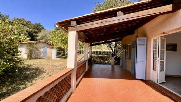 Nous vous proposons à Vence, dans un quartier résidentiel, une jolie villa provençale de 109m² exposée sud‑ouest, offrant de nombreux potentiels. Érigée en position dominante sur un terrain arboré légèrement en pente de 3425 m², la parcelle pourrait faire l’objet d’une division en deux lots supplémentaires sous réserve d’autorisation d’urbanisme.
L’habitation principale, à rénover entièrement, conserve le charme des constructions des années 60 : beaux volumes et grande luminosité grâce à de nombreuses ouvertures donnant sur les oliviers du jardin.
L’entrée, située au premier étage, dessert à droite un WC invité, une salle de bains et une grande cuisine dinatoire avec  cellier attenant. À gauche, un vaste séjour très lumineux ouvre sur une grande terrasse — partiellement ombragée par un auvent — offrant une belle vue sur le jardin et les collines vençoises, ainsi que deux belles chambres.
En rez‑de‑jardin se trouve un grand studio aménagé de 27 m² (mini‑cuisine et salle d’eau), idéal pour recevoir famille ou amis, ainsi que deux garages dont un fermé.
Cette propriété familiale, riche en potentiel, séduira aussi bien les familles en quête d’authenticité que les investisseurs avisés.
Certaines images ont été "débarrassée" avec IA