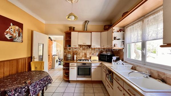 Nous vous proposons à Vence, dans un quartier résidentiel, une jolie villa provençale de 109m² exposée sud‑ouest, offrant de nombreux potentiels. Érigée en position dominante sur un terrain arboré légèrement en pente de 3425 m², la parcelle pourrait faire l’objet d’une division en deux lots supplémentaires sous réserve d’autorisation d’urbanisme.
L’habitation principale, à rénover entièrement, conserve le charme des constructions des années 60 : beaux volumes et grande luminosité grâce à de nombreuses ouvertures donnant sur les oliviers du jardin.
L’entrée, située au premier étage, dessert à droite un WC invité, une salle de bains et une grande cuisine dinatoire avec  cellier attenant. À gauche, un vaste séjour très lumineux ouvre sur une grande terrasse — partiellement ombragée par un auvent — offrant une belle vue sur le jardin et les collines vençoises, ainsi que deux belles chambres.
En rez‑de‑jardin se trouve un grand studio aménagé de 27 m² (mini‑cuisine et salle d’eau), idéal pour recevoir famille ou amis, ainsi que deux garages dont un fermé.
Cette propriété familiale, riche en potentiel, séduira aussi bien les familles en quête d’authenticité que les investisseurs avisés.
Certaines images ont été "débarrassée" avec IA
