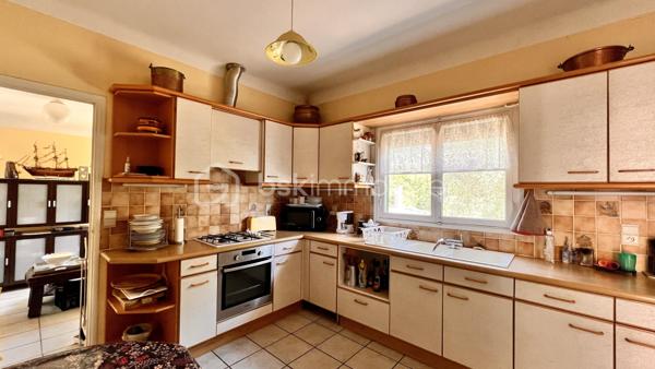 Nous vous proposons à Vence, dans un quartier résidentiel, une jolie villa provençale de 109m² exposée sud‑ouest, offrant de nombreux potentiels. Érigée en position dominante sur un terrain arboré légèrement en pente de 3425 m², la parcelle pourrait faire l’objet d’une division en deux lots supplémentaires sous réserve d’autorisation d’urbanisme.
L’habitation principale, à rénover entièrement, conserve le charme des constructions des années 60 : beaux volumes et grande luminosité grâce à de nombreuses ouvertures donnant sur les oliviers du jardin.
L’entrée, située au premier étage, dessert à droite un WC invité, une salle de bains et une grande cuisine dinatoire avec  cellier attenant. À gauche, un vaste séjour très lumineux ouvre sur une grande terrasse — partiellement ombragée par un auvent — offrant une belle vue sur le jardin et les collines vençoises, ainsi que deux belles chambres.
En rez‑de‑jardin se trouve un grand studio aménagé de 27 m² (mini‑cuisine et salle d’eau), idéal pour recevoir famille ou amis, ainsi que deux garages dont un fermé.
Cette propriété familiale, riche en potentiel, séduira aussi bien les familles en quête d’authenticité que les investisseurs avisés.
Certaines images ont été "débarrassée" avec IA