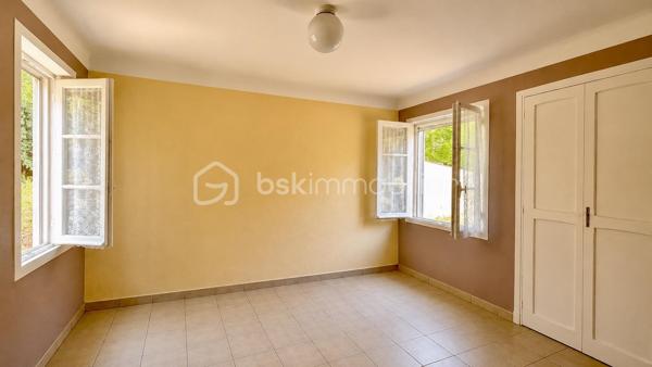 Nous vous proposons à Vence, dans un quartier résidentiel, une jolie villa provençale de 109m² exposée sud‑ouest, offrant de nombreux potentiels. Érigée en position dominante sur un terrain arboré légèrement en pente de 3425 m², la parcelle pourrait faire l’objet d’une division en deux lots supplémentaires sous réserve d’autorisation d’urbanisme.
L’habitation principale, à rénover entièrement, conserve le charme des constructions des années 60 : beaux volumes et grande luminosité grâce à de nombreuses ouvertures donnant sur les oliviers du jardin.
L’entrée, située au premier étage, dessert à droite un WC invité, une salle de bains et une grande cuisine dinatoire avec  cellier attenant. À gauche, un vaste séjour très lumineux ouvre sur une grande terrasse — partiellement ombragée par un auvent — offrant une belle vue sur le jardin et les collines vençoises, ainsi que deux belles chambres.
En rez‑de‑jardin se trouve un grand studio aménagé de 27 m² (mini‑cuisine et salle d’eau), idéal pour recevoir famille ou amis, ainsi que deux garages dont un fermé.
Cette propriété familiale, riche en potentiel, séduira aussi bien les familles en quête d’authenticité que les investisseurs avisés.
Certaines images ont été "débarrassée" avec IA