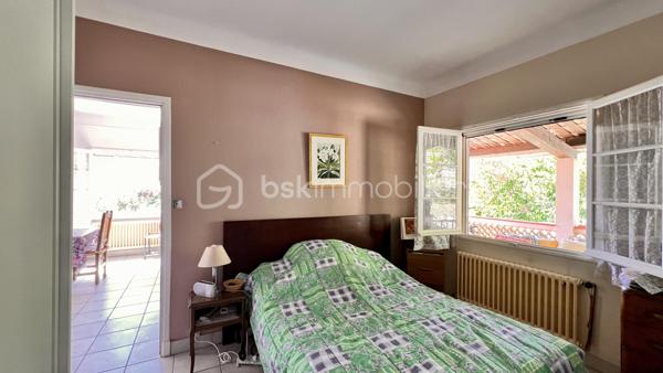 Nous vous proposons à Vence, dans un quartier résidentiel, une jolie villa provençale de 109m² exposée sud‑ouest, offrant de nombreux potentiels. Érigée en position dominante sur un terrain arboré légèrement en pente de 3425 m², la parcelle pourrait faire l’objet d’une division en deux lots supplémentaires sous réserve d’autorisation d’urbanisme.
L’habitation principale, à rénover entièrement, conserve le charme des constructions des années 60 : beaux volumes et grande luminosité grâce à de nombreuses ouvertures donnant sur les oliviers du jardin.
L’entrée, située au premier étage, dessert à droite un WC invité, une salle de bains et une grande cuisine dinatoire avec  cellier attenant. À gauche, un vaste séjour très lumineux ouvre sur une grande terrasse — partiellement ombragée par un auvent — offrant une belle vue sur le jardin et les collines vençoises, ainsi que deux belles chambres.
En rez‑de‑jardin se trouve un grand studio aménagé de 27 m² (mini‑cuisine et salle d’eau), idéal pour recevoir famille ou amis, ainsi que deux garages dont un fermé.
Cette propriété familiale, riche en potentiel, séduira aussi bien les familles en quête d’authenticité que les investisseurs avisés.
Certaines images ont été "débarrassée" avec IA