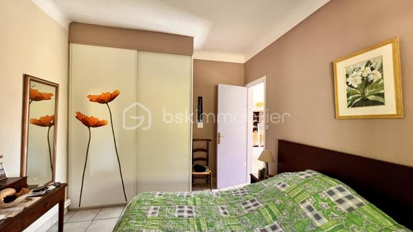 Nous vous proposons à Vence, dans un quartier résidentiel, une jolie villa provençale de 109m² exposée sud‑ouest, offrant de nombreux potentiels. Érigée en position dominante sur un terrain arboré légèrement en pente de 3425 m², la parcelle pourrait faire l’objet d’une division en deux lots supplémentaires sous réserve d’autorisation d’urbanisme.
L’habitation principale, à rénover entièrement, conserve le charme des constructions des années 60 : beaux volumes et grande luminosité grâce à de nombreuses ouvertures donnant sur les oliviers du jardin.
L’entrée, située au premier étage, dessert à droite un WC invité, une salle de bains et une grande cuisine dinatoire avec  cellier attenant. À gauche, un vaste séjour très lumineux ouvre sur une grande terrasse — partiellement ombragée par un auvent — offrant une belle vue sur le jardin et les collines vençoises, ainsi que deux belles chambres.
En rez‑de‑jardin se trouve un grand studio aménagé de 27 m² (mini‑cuisine et salle d’eau), idéal pour recevoir famille ou amis, ainsi que deux garages dont un fermé.
Cette propriété familiale, riche en potentiel, séduira aussi bien les familles en quête d’authenticité que les investisseurs avisés.
Certaines images ont été "débarrassée" avec IA
