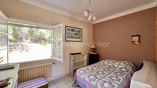 Nous vous proposons à Vence, dans un quartier résidentiel, une jolie villa provençale de 109m² exposée sud‑ouest, offrant de nombreux potentiels. Érigée en position dominante sur un terrain arboré légèrement en pente de 3425 m², la parcelle pourrait faire l’objet d’une division en deux lots supplémentaires sous réserve d’autorisation d’urbanisme.
L’habitation principale, à rénover entièrement, conserve le charme des constructions des années 60 : beaux volumes et grande luminosité grâce à de nombreuses ouvertures donnant sur les oliviers du jardin.
L’entrée, située au premier étage, dessert à droite un WC invité, une salle de bains et une grande cuisine dinatoire avec  cellier attenant. À gauche, un vaste séjour très lumineux ouvre sur une grande terrasse — partiellement ombragée par un auvent — offrant une belle vue sur le jardin et les collines vençoises, ainsi que deux belles chambres.
En rez‑de‑jardin se trouve un grand studio aménagé de 27 m² (mini‑cuisine et salle d’eau), idéal pour recevoir famille ou amis, ainsi que deux garages dont un fermé.
Cette propriété familiale, riche en potentiel, séduira aussi bien les familles en quête d’authenticité que les investisseurs avisés.
Certaines images ont été "débarrassée" avec IA