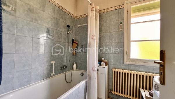 Nous vous proposons à Vence, dans un quartier résidentiel, une jolie villa provençale de 109m² exposée sud‑ouest, offrant de nombreux potentiels. Érigée en position dominante sur un terrain arboré légèrement en pente de 3425 m², la parcelle pourrait faire l’objet d’une division en deux lots supplémentaires sous réserve d’autorisation d’urbanisme.
L’habitation principale, à rénover entièrement, conserve le charme des constructions des années 60 : beaux volumes et grande luminosité grâce à de nombreuses ouvertures donnant sur les oliviers du jardin.
L’entrée, située au premier étage, dessert à droite un WC invité, une salle de bains et une grande cuisine dinatoire avec  cellier attenant. À gauche, un vaste séjour très lumineux ouvre sur une grande terrasse — partiellement ombragée par un auvent — offrant une belle vue sur le jardin et les collines vençoises, ainsi que deux belles chambres.
En rez‑de‑jardin se trouve un grand studio aménagé de 27 m² (mini‑cuisine et salle d’eau), idéal pour recevoir famille ou amis, ainsi que deux garages dont un fermé.
Cette propriété familiale, riche en potentiel, séduira aussi bien les familles en quête d’authenticité que les investisseurs avisés.
Certaines images ont été "débarrassée" avec IA