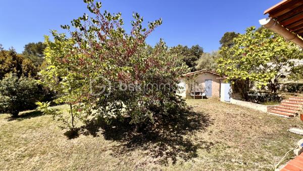 Nous vous proposons à Vence, dans un quartier résidentiel, une jolie villa provençale de 109m² exposée sud‑ouest, offrant de nombreux potentiels. Érigée en position dominante sur un terrain arboré légèrement en pente de 3425 m², la parcelle pourrait faire l’objet d’une division en deux lots supplémentaires sous réserve d’autorisation d’urbanisme.
L’habitation principale, à rénover entièrement, conserve le charme des constructions des années 60 : beaux volumes et grande luminosité grâce à de nombreuses ouvertures donnant sur les oliviers du jardin.
L’entrée, située au premier étage, dessert à droite un WC invité, une salle de bains et une grande cuisine dinatoire avec  cellier attenant. À gauche, un vaste séjour très lumineux ouvre sur une grande terrasse — partiellement ombragée par un auvent — offrant une belle vue sur le jardin et les collines vençoises, ainsi que deux belles chambres.
En rez‑de‑jardin se trouve un grand studio aménagé de 27 m² (mini‑cuisine et salle d’eau), idéal pour recevoir famille ou amis, ainsi que deux garages dont un fermé.
Cette propriété familiale, riche en potentiel, séduira aussi bien les familles en quête d’authenticité que les investisseurs avisés.
Certaines images ont été "débarrassée" avec IA