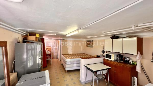 Nous vous proposons à Vence, dans un quartier résidentiel, une jolie villa provençale de 109m² exposée sud‑ouest, offrant de nombreux potentiels. Érigée en position dominante sur un terrain arboré légèrement en pente de 3425 m², la parcelle pourrait faire l’objet d’une division en deux lots supplémentaires sous réserve d’autorisation d’urbanisme.
L’habitation principale, à rénover entièrement, conserve le charme des constructions des années 60 : beaux volumes et grande luminosité grâce à de nombreuses ouvertures donnant sur les oliviers du jardin.
L’entrée, située au premier étage, dessert à droite un WC invité, une salle de bains et une grande cuisine dinatoire avec  cellier attenant. À gauche, un vaste séjour très lumineux ouvre sur une grande terrasse — partiellement ombragée par un auvent — offrant une belle vue sur le jardin et les collines vençoises, ainsi que deux belles chambres.
En rez‑de‑jardin se trouve un grand studio aménagé de 27 m² (mini‑cuisine et salle d’eau), idéal pour recevoir famille ou amis, ainsi que deux garages dont un fermé.
Cette propriété familiale, riche en potentiel, séduira aussi bien les familles en quête d’authenticité que les investisseurs avisés.
Certaines images ont été "débarrassée" avec IA