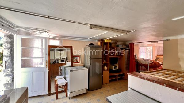 Nous vous proposons à Vence, dans un quartier résidentiel, une jolie villa provençale de 109m² exposée sud‑ouest, offrant de nombreux potentiels. Érigée en position dominante sur un terrain arboré légèrement en pente de 3425 m², la parcelle pourrait faire l’objet d’une division en deux lots supplémentaires sous réserve d’autorisation d’urbanisme.
L’habitation principale, à rénover entièrement, conserve le charme des constructions des années 60 : beaux volumes et grande luminosité grâce à de nombreuses ouvertures donnant sur les oliviers du jardin.
L’entrée, située au premier étage, dessert à droite un WC invité, une salle de bains et une grande cuisine dinatoire avec  cellier attenant. À gauche, un vaste séjour très lumineux ouvre sur une grande terrasse — partiellement ombragée par un auvent — offrant une belle vue sur le jardin et les collines vençoises, ainsi que deux belles chambres.
En rez‑de‑jardin se trouve un grand studio aménagé de 27 m² (mini‑cuisine et salle d’eau), idéal pour recevoir famille ou amis, ainsi que deux garages dont un fermé.
Cette propriété familiale, riche en potentiel, séduira aussi bien les familles en quête d’authenticité que les investisseurs avisés.
Certaines images ont été "débarrassée" avec IA