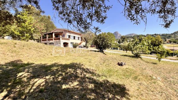 Nous vous proposons à Vence, dans un quartier résidentiel, une jolie villa provençale de 109m² exposée sud‑ouest, offrant de nombreux potentiels. Érigée en position dominante sur un terrain arboré légèrement en pente de 3425 m², la parcelle pourrait faire l’objet d’une division en deux lots supplémentaires sous réserve d’autorisation d’urbanisme.
L’habitation principale, à rénover entièrement, conserve le charme des constructions des années 60 : beaux volumes et grande luminosité grâce à de nombreuses ouvertures donnant sur les oliviers du jardin.
L’entrée, située au premier étage, dessert à droite un WC invité, une salle de bains et une grande cuisine dinatoire avec  cellier attenant. À gauche, un vaste séjour très lumineux ouvre sur une grande terrasse — partiellement ombragée par un auvent — offrant une belle vue sur le jardin et les collines vençoises, ainsi que deux belles chambres.
En rez‑de‑jardin se trouve un grand studio aménagé de 27 m² (mini‑cuisine et salle d’eau), idéal pour recevoir famille ou amis, ainsi que deux garages dont un fermé.
Cette propriété familiale, riche en potentiel, séduira aussi bien les familles en quête d’authenticité que les investisseurs avisés.
Certaines images ont été "débarrassée" avec IA