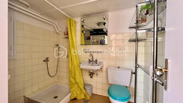 Nous vous proposons à Vence, dans un quartier résidentiel, une jolie villa provençale de 109m² exposée sud‑ouest, offrant de nombreux potentiels. Érigée en position dominante sur un terrain arboré légèrement en pente de 3425 m², la parcelle pourrait faire l’objet d’une division en deux lots supplémentaires sous réserve d’autorisation d’urbanisme.
L’habitation principale, à rénover entièrement, conserve le charme des constructions des années 60 : beaux volumes et grande luminosité grâce à de nombreuses ouvertures donnant sur les oliviers du jardin.
L’entrée, située au premier étage, dessert à droite un WC invité, une salle de bains et une grande cuisine dinatoire avec  cellier attenant. À gauche, un vaste séjour très lumineux ouvre sur une grande terrasse — partiellement ombragée par un auvent — offrant une belle vue sur le jardin et les collines vençoises, ainsi que deux belles chambres.
En rez‑de‑jardin se trouve un grand studio aménagé de 27 m² (mini‑cuisine et salle d’eau), idéal pour recevoir famille ou amis, ainsi que deux garages dont un fermé.
Cette propriété familiale, riche en potentiel, séduira aussi bien les familles en quête d’authenticité que les investisseurs avisés.
Certaines images ont été "débarrassée" avec IA