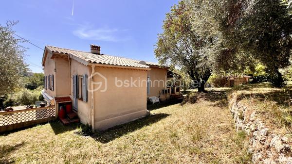 Nous vous proposons à Vence, dans un quartier résidentiel, une jolie villa provençale de 109m² exposée sud‑ouest, offrant de nombreux potentiels. Érigée en position dominante sur un terrain arboré légèrement en pente de 3425 m², la parcelle pourrait faire l’objet d’une division en deux lots supplémentaires sous réserve d’autorisation d’urbanisme.
L’habitation principale, à rénover entièrement, conserve le charme des constructions des années 60 : beaux volumes et grande luminosité grâce à de nombreuses ouvertures donnant sur les oliviers du jardin.
L’entrée, située au premier étage, dessert à droite un WC invité, une salle de bains et une grande cuisine dinatoire avec  cellier attenant. À gauche, un vaste séjour très lumineux ouvre sur une grande terrasse — partiellement ombragée par un auvent — offrant une belle vue sur le jardin et les collines vençoises, ainsi que deux belles chambres.
En rez‑de‑jardin se trouve un grand studio aménagé de 27 m² (mini‑cuisine et salle d’eau), idéal pour recevoir famille ou amis, ainsi que deux garages dont un fermé.
Cette propriété familiale, riche en potentiel, séduira aussi bien les familles en quête d’authenticité que les investisseurs avisés.
Certaines images ont été "débarrassée" avec IA