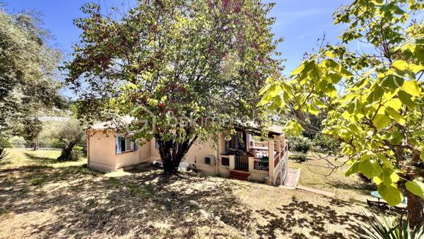 Nous vous proposons à Vence, dans un quartier résidentiel, une jolie villa provençale de 109m² exposée sud‑ouest, offrant de nombreux potentiels. Érigée en position dominante sur un terrain arboré légèrement en pente de 3425 m², la parcelle pourrait faire l’objet d’une division en deux lots supplémentaires sous réserve d’autorisation d’urbanisme.
L’habitation principale, à rénover entièrement, conserve le charme des constructions des années 60 : beaux volumes et grande luminosité grâce à de nombreuses ouvertures donnant sur les oliviers du jardin.
L’entrée, située au premier étage, dessert à droite un WC invité, une salle de bains et une grande cuisine dinatoire avec  cellier attenant. À gauche, un vaste séjour très lumineux ouvre sur une grande terrasse — partiellement ombragée par un auvent — offrant une belle vue sur le jardin et les collines vençoises, ainsi que deux belles chambres.
En rez‑de‑jardin se trouve un grand studio aménagé de 27 m² (mini‑cuisine et salle d’eau), idéal pour recevoir famille ou amis, ainsi que deux garages dont un fermé.
Cette propriété familiale, riche en potentiel, séduira aussi bien les familles en quête d’authenticité que les investisseurs avisés.
Certaines images ont été "débarrassée" avec IA