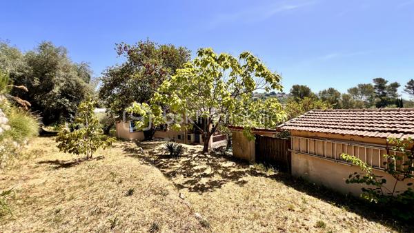 Nous vous proposons à Vence, dans un quartier résidentiel, une jolie villa provençale de 109m² exposée sud‑ouest, offrant de nombreux potentiels. Érigée en position dominante sur un terrain arboré légèrement en pente de 3425 m², la parcelle pourrait faire l’objet d’une division en deux lots supplémentaires sous réserve d’autorisation d’urbanisme.
L’habitation principale, à rénover entièrement, conserve le charme des constructions des années 60 : beaux volumes et grande luminosité grâce à de nombreuses ouvertures donnant sur les oliviers du jardin.
L’entrée, située au premier étage, dessert à droite un WC invité, une salle de bains et une grande cuisine dinatoire avec  cellier attenant. À gauche, un vaste séjour très lumineux ouvre sur une grande terrasse — partiellement ombragée par un auvent — offrant une belle vue sur le jardin et les collines vençoises, ainsi que deux belles chambres.
En rez‑de‑jardin se trouve un grand studio aménagé de 27 m² (mini‑cuisine et salle d’eau), idéal pour recevoir famille ou amis, ainsi que deux garages dont un fermé.
Cette propriété familiale, riche en potentiel, séduira aussi bien les familles en quête d’authenticité que les investisseurs avisés.
Certaines images ont été "débarrassée" avec IA