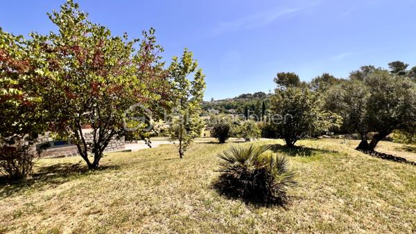 Nous vous proposons à Vence, dans un quartier résidentiel, une jolie villa provençale de 109m² exposée sud‑ouest, offrant de nombreux potentiels. Érigée en position dominante sur un terrain arboré légèrement en pente de 3425 m², la parcelle pourrait faire l’objet d’une division en deux lots supplémentaires sous réserve d’autorisation d’urbanisme.
L’habitation principale, à rénover entièrement, conserve le charme des constructions des années 60 : beaux volumes et grande luminosité grâce à de nombreuses ouvertures donnant sur les oliviers du jardin.
L’entrée, située au premier étage, dessert à droite un WC invité, une salle de bains et une grande cuisine dinatoire avec  cellier attenant. À gauche, un vaste séjour très lumineux ouvre sur une grande terrasse — partiellement ombragée par un auvent — offrant une belle vue sur le jardin et les collines vençoises, ainsi que deux belles chambres.
En rez‑de‑jardin se trouve un grand studio aménagé de 27 m² (mini‑cuisine et salle d’eau), idéal pour recevoir famille ou amis, ainsi que deux garages dont un fermé.
Cette propriété familiale, riche en potentiel, séduira aussi bien les familles en quête d’authenticité que les investisseurs avisés.
Certaines images ont été "débarrassée" avec IA