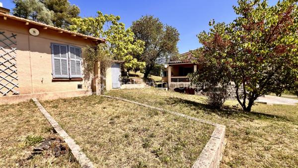 Nous vous proposons à Vence, dans un quartier résidentiel, une jolie villa provençale de 109m² exposée sud‑ouest, offrant de nombreux potentiels. Érigée en position dominante sur un terrain arboré légèrement en pente de 3425 m², la parcelle pourrait faire l’objet d’une division en deux lots supplémentaires sous réserve d’autorisation d’urbanisme.
L’habitation principale, à rénover entièrement, conserve le charme des constructions des années 60 : beaux volumes et grande luminosité grâce à de nombreuses ouvertures donnant sur les oliviers du jardin.
L’entrée, située au premier étage, dessert à droite un WC invité, une salle de bains et une grande cuisine dinatoire avec  cellier attenant. À gauche, un vaste séjour très lumineux ouvre sur une grande terrasse — partiellement ombragée par un auvent — offrant une belle vue sur le jardin et les collines vençoises, ainsi que deux belles chambres.
En rez‑de‑jardin se trouve un grand studio aménagé de 27 m² (mini‑cuisine et salle d’eau), idéal pour recevoir famille ou amis, ainsi que deux garages dont un fermé.
Cette propriété familiale, riche en potentiel, séduira aussi bien les familles en quête d’authenticité que les investisseurs avisés.
Certaines images ont été "débarrassée" avec IA