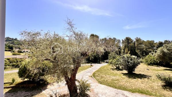 Nous vous proposons à Vence, dans un quartier résidentiel, une jolie villa provençale de 109m² exposée sud‑ouest, offrant de nombreux potentiels. Érigée en position dominante sur un terrain arboré légèrement en pente de 3425 m², la parcelle pourrait faire l’objet d’une division en deux lots supplémentaires sous réserve d’autorisation d’urbanisme.
L’habitation principale, à rénover entièrement, conserve le charme des constructions des années 60 : beaux volumes et grande luminosité grâce à de nombreuses ouvertures donnant sur les oliviers du jardin.
L’entrée, située au premier étage, dessert à droite un WC invité, une salle de bains et une grande cuisine dinatoire avec  cellier attenant. À gauche, un vaste séjour très lumineux ouvre sur une grande terrasse — partiellement ombragée par un auvent — offrant une belle vue sur le jardin et les collines vençoises, ainsi que deux belles chambres.
En rez‑de‑jardin se trouve un grand studio aménagé de 27 m² (mini‑cuisine et salle d’eau), idéal pour recevoir famille ou amis, ainsi que deux garages dont un fermé.
Cette propriété familiale, riche en potentiel, séduira aussi bien les familles en quête d’authenticité que les investisseurs avisés.
Certaines images ont été "débarrassée" avec IA