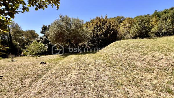 Nous vous proposons à Vence, dans un quartier résidentiel, une jolie villa provençale de 109m² exposée sud‑ouest, offrant de nombreux potentiels. Érigée en position dominante sur un terrain arboré légèrement en pente de 3425 m², la parcelle pourrait faire l’objet d’une division en deux lots supplémentaires sous réserve d’autorisation d’urbanisme.
L’habitation principale, à rénover entièrement, conserve le charme des constructions des années 60 : beaux volumes et grande luminosité grâce à de nombreuses ouvertures donnant sur les oliviers du jardin.
L’entrée, située au premier étage, dessert à droite un WC invité, une salle de bains et une grande cuisine dinatoire avec  cellier attenant. À gauche, un vaste séjour très lumineux ouvre sur une grande terrasse — partiellement ombragée par un auvent — offrant une belle vue sur le jardin et les collines vençoises, ainsi que deux belles chambres.
En rez‑de‑jardin se trouve un grand studio aménagé de 27 m² (mini‑cuisine et salle d’eau), idéal pour recevoir famille ou amis, ainsi que deux garages dont un fermé.
Cette propriété familiale, riche en potentiel, séduira aussi bien les familles en quête d’authenticité que les investisseurs avisés.
Certaines images ont été "débarrassée" avec IA