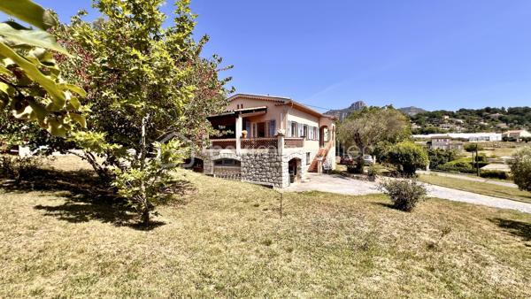 Nous vous proposons à Vence, dans un quartier résidentiel, une jolie villa provençale de 109m² exposée sud‑ouest, offrant de nombreux potentiels. Érigée en position dominante sur un terrain arboré légèrement en pente de 3425 m², la parcelle pourrait faire l’objet d’une division en deux lots supplémentaires sous réserve d’autorisation d’urbanisme.
L’habitation principale, à rénover entièrement, conserve le charme des constructions des années 60 : beaux volumes et grande luminosité grâce à de nombreuses ouvertures donnant sur les oliviers du jardin.
L’entrée, située au premier étage, dessert à droite un WC invité, une salle de bains et une grande cuisine dinatoire avec  cellier attenant. À gauche, un vaste séjour très lumineux ouvre sur une grande terrasse — partiellement ombragée par un auvent — offrant une belle vue sur le jardin et les collines vençoises, ainsi que deux belles chambres.
En rez‑de‑jardin se trouve un grand studio aménagé de 27 m² (mini‑cuisine et salle d’eau), idéal pour recevoir famille ou amis, ainsi que deux garages dont un fermé.
Cette propriété familiale, riche en potentiel, séduira aussi bien les familles en quête d’authenticité que les investisseurs avisés.
Certaines images ont été "débarrassée" avec IA