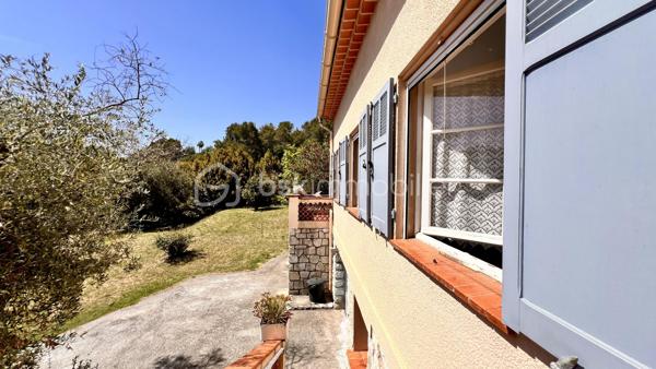 Nous vous proposons à Vence, dans un quartier résidentiel, une jolie villa provençale de 109m² exposée sud‑ouest, offrant de nombreux potentiels. Érigée en position dominante sur un terrain arboré légèrement en pente de 3425 m², la parcelle pourrait faire l’objet d’une division en deux lots supplémentaires sous réserve d’autorisation d’urbanisme.
L’habitation principale, à rénover entièrement, conserve le charme des constructions des années 60 : beaux volumes et grande luminosité grâce à de nombreuses ouvertures donnant sur les oliviers du jardin.
L’entrée, située au premier étage, dessert à droite un WC invité, une salle de bains et une grande cuisine dinatoire avec  cellier attenant. À gauche, un vaste séjour très lumineux ouvre sur une grande terrasse — partiellement ombragée par un auvent — offrant une belle vue sur le jardin et les collines vençoises, ainsi que deux belles chambres.
En rez‑de‑jardin se trouve un grand studio aménagé de 27 m² (mini‑cuisine et salle d’eau), idéal pour recevoir famille ou amis, ainsi que deux garages dont un fermé.
Cette propriété familiale, riche en potentiel, séduira aussi bien les familles en quête d’authenticité que les investisseurs avisés.
Certaines images ont été "débarrassée" avec IA