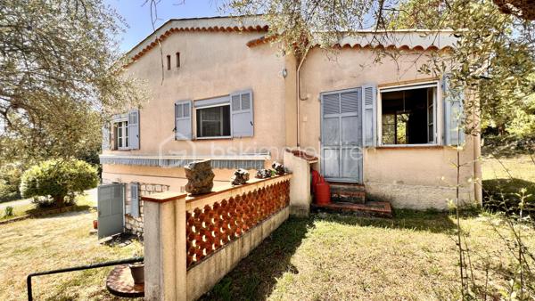 Nous vous proposons à Vence, dans un quartier résidentiel, une jolie villa provençale de 109m² exposée sud‑ouest, offrant de nombreux potentiels. Érigée en position dominante sur un terrain arboré légèrement en pente de 3425 m², la parcelle pourrait faire l’objet d’une division en deux lots supplémentaires sous réserve d’autorisation d’urbanisme.
L’habitation principale, à rénover entièrement, conserve le charme des constructions des années 60 : beaux volumes et grande luminosité grâce à de nombreuses ouvertures donnant sur les oliviers du jardin.
L’entrée, située au premier étage, dessert à droite un WC invité, une salle de bains et une grande cuisine dinatoire avec  cellier attenant. À gauche, un vaste séjour très lumineux ouvre sur une grande terrasse — partiellement ombragée par un auvent — offrant une belle vue sur le jardin et les collines vençoises, ainsi que deux belles chambres.
En rez‑de‑jardin se trouve un grand studio aménagé de 27 m² (mini‑cuisine et salle d’eau), idéal pour recevoir famille ou amis, ainsi que deux garages dont un fermé.
Cette propriété familiale, riche en potentiel, séduira aussi bien les familles en quête d’authenticité que les investisseurs avisés.
Certaines images ont été "débarrassée" avec IA