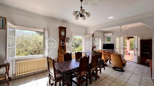 Nous vous proposons à Vence, dans un quartier résidentiel, une jolie villa provençale de 109m² exposée sud‑ouest, offrant de nombreux potentiels. Érigée en position dominante sur un terrain arboré légèrement en pente de 3425 m², la parcelle pourrait faire l’objet d’une division en deux lots supplémentaires sous réserve d’autorisation d’urbanisme.
L’habitation principale, à rénover entièrement, conserve le charme des constructions des années 60 : beaux volumes et grande luminosité grâce à de nombreuses ouvertures donnant sur les oliviers du jardin.
L’entrée, située au premier étage, dessert à droite un WC invité, une salle de bains et une grande cuisine dinatoire avec  cellier attenant. À gauche, un vaste séjour très lumineux ouvre sur une grande terrasse — partiellement ombragée par un auvent — offrant une belle vue sur le jardin et les collines vençoises, ainsi que deux belles chambres.
En rez‑de‑jardin se trouve un grand studio aménagé de 27 m² (mini‑cuisine et salle d’eau), idéal pour recevoir famille ou amis, ainsi que deux garages dont un fermé.
Cette propriété familiale, riche en potentiel, séduira aussi bien les familles en quête d’authenticité que les investisseurs avisés.
Certaines images ont été "débarrassée" avec IA