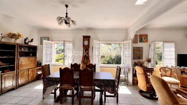 Nous vous proposons à Vence, dans un quartier résidentiel, une jolie villa provençale de 109m² exposée sud‑ouest, offrant de nombreux potentiels. Érigée en position dominante sur un terrain arboré légèrement en pente de 3425 m², la parcelle pourrait faire l’objet d’une division en deux lots supplémentaires sous réserve d’autorisation d’urbanisme.
L’habitation principale, à rénover entièrement, conserve le charme des constructions des années 60 : beaux volumes et grande luminosité grâce à de nombreuses ouvertures donnant sur les oliviers du jardin.
L’entrée, située au premier étage, dessert à droite un WC invité, une salle de bains et une grande cuisine dinatoire avec  cellier attenant. À gauche, un vaste séjour très lumineux ouvre sur une grande terrasse — partiellement ombragée par un auvent — offrant une belle vue sur le jardin et les collines vençoises, ainsi que deux belles chambres.
En rez‑de‑jardin se trouve un grand studio aménagé de 27 m² (mini‑cuisine et salle d’eau), idéal pour recevoir famille ou amis, ainsi que deux garages dont un fermé.
Cette propriété familiale, riche en potentiel, séduira aussi bien les familles en quête d’authenticité que les investisseurs avisés.
Certaines images ont été "débarrassée" avec IA
