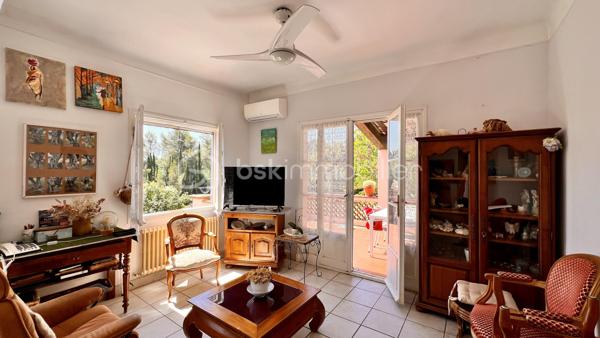 Nous vous proposons à Vence, dans un quartier résidentiel, une jolie villa provençale de 109m² exposée sud‑ouest, offrant de nombreux potentiels. Érigée en position dominante sur un terrain arboré légèrement en pente de 3425 m², la parcelle pourrait faire l’objet d’une division en deux lots supplémentaires sous réserve d’autorisation d’urbanisme.
L’habitation principale, à rénover entièrement, conserve le charme des constructions des années 60 : beaux volumes et grande luminosité grâce à de nombreuses ouvertures donnant sur les oliviers du jardin.
L’entrée, située au premier étage, dessert à droite un WC invité, une salle de bains et une grande cuisine dinatoire avec  cellier attenant. À gauche, un vaste séjour très lumineux ouvre sur une grande terrasse — partiellement ombragée par un auvent — offrant une belle vue sur le jardin et les collines vençoises, ainsi que deux belles chambres.
En rez‑de‑jardin se trouve un grand studio aménagé de 27 m² (mini‑cuisine et salle d’eau), idéal pour recevoir famille ou amis, ainsi que deux garages dont un fermé.
Cette propriété familiale, riche en potentiel, séduira aussi bien les familles en quête d’authenticité que les investisseurs avisés.
Certaines images ont été "débarrassée" avec IA