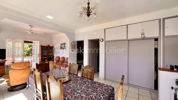 Nous vous proposons à Vence, dans un quartier résidentiel, une jolie villa provençale de 109m² exposée sud‑ouest, offrant de nombreux potentiels. Érigée en position dominante sur un terrain arboré légèrement en pente de 3425 m², la parcelle pourrait faire l’objet d’une division en deux lots supplémentaires sous réserve d’autorisation d’urbanisme.
L’habitation principale, à rénover entièrement, conserve le charme des constructions des années 60 : beaux volumes et grande luminosité grâce à de nombreuses ouvertures donnant sur les oliviers du jardin.
L’entrée, située au premier étage, dessert à droite un WC invité, une salle de bains et une grande cuisine dinatoire avec  cellier attenant. À gauche, un vaste séjour très lumineux ouvre sur une grande terrasse — partiellement ombragée par un auvent — offrant une belle vue sur le jardin et les collines vençoises, ainsi que deux belles chambres.
En rez‑de‑jardin se trouve un grand studio aménagé de 27 m² (mini‑cuisine et salle d’eau), idéal pour recevoir famille ou amis, ainsi que deux garages dont un fermé.
Cette propriété familiale, riche en potentiel, séduira aussi bien les familles en quête d’authenticité que les investisseurs avisés.
Certaines images ont été "débarrassée" avec IA