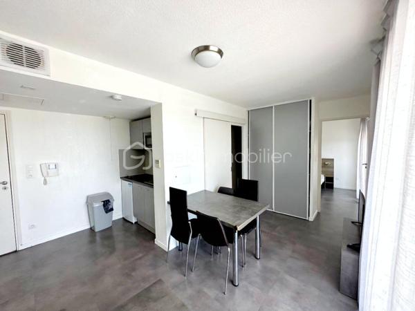 Venez découvrir ce T2 idéal investisseur.

Aux portes de Montpellier, proche de toutes commodités, accès Tram et centre commercial
Studio de 37 m2 environ au 1er étage, composé d'une cuisine équipée et d'une salle d'eau avec douche à l'italienne et WC.
Vendu entièrement meublé et loué.
Cette résidence, propose également une piscine commune, une salle de musculation avec spa et Hammam ainsi qu'un parking privatif
sécurisé.

Il n'est pas possible de le gérer soi même, de l'habiter, d'en faire une résidence principale ou secondaire. C'est un pur placement financier

Situé dans la résidence City'in et géré par la société Vancancéole, ce studio est idéal pour l'investissement. En effet, un bail avec vacancéole
est signé ce qui vous assure un montant de loyer annuel.
Le montant versé annuellement est de 4440 HT euros. La taxe foncière 243 est d'environ euros.