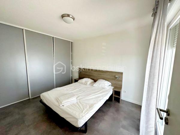 Venez découvrir ce T2 idéal investisseur.

Aux portes de Montpellier, proche de toutes commodités, accès Tram et centre commercial
Studio de 37 m2 environ au 1er étage, composé d'une cuisine équipée et d'une salle d'eau avec douche à l'italienne et WC.
Vendu entièrement meublé et loué.
Cette résidence, propose également une piscine commune, une salle de musculation avec spa et Hammam ainsi qu'un parking privatif
sécurisé.

Il n'est pas possible de le gérer soi même, de l'habiter, d'en faire une résidence principale ou secondaire. C'est un pur placement financier

Situé dans la résidence City'in et géré par la société Vancancéole, ce studio est idéal pour l'investissement. En effet, un bail avec vacancéole
est signé ce qui vous assure un montant de loyer annuel.
Le montant versé annuellement est de 4440 HT euros. La taxe foncière 243 est d'environ euros.