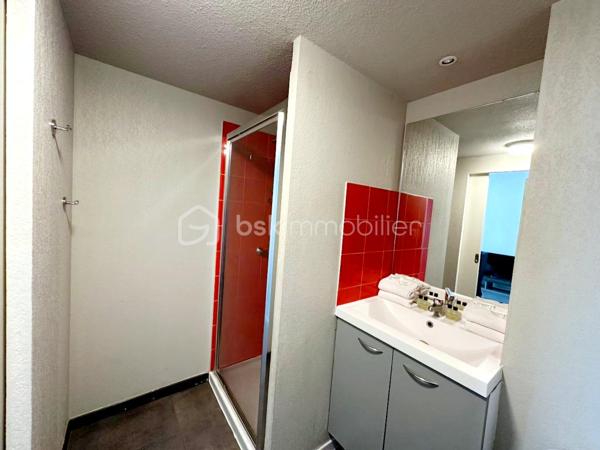 Venez découvrir ce T2 idéal investisseur.

Aux portes de Montpellier, proche de toutes commodités, accès Tram et centre commercial
Studio de 37 m2 environ au 1er étage, composé d'une cuisine équipée et d'une salle d'eau avec douche à l'italienne et WC.
Vendu entièrement meublé et loué.
Cette résidence, propose également une piscine commune, une salle de musculation avec spa et Hammam ainsi qu'un parking privatif
sécurisé.

Il n'est pas possible de le gérer soi même, de l'habiter, d'en faire une résidence principale ou secondaire. C'est un pur placement financier

Situé dans la résidence City'in et géré par la société Vancancéole, ce studio est idéal pour l'investissement. En effet, un bail avec vacancéole
est signé ce qui vous assure un montant de loyer annuel.
Le montant versé annuellement est de 4440 HT euros. La taxe foncière 243 est d'environ euros.