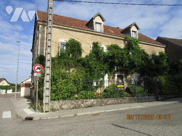 Grande propriété composée d'une maison de Maître de 16 pièces  avec dépendances  et terrain de 11 a