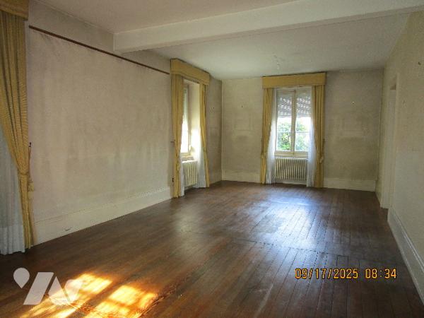 Grande propriété composée d'une maison de Maître de 16 pièces  avec dépendances  et terrain de 11 a