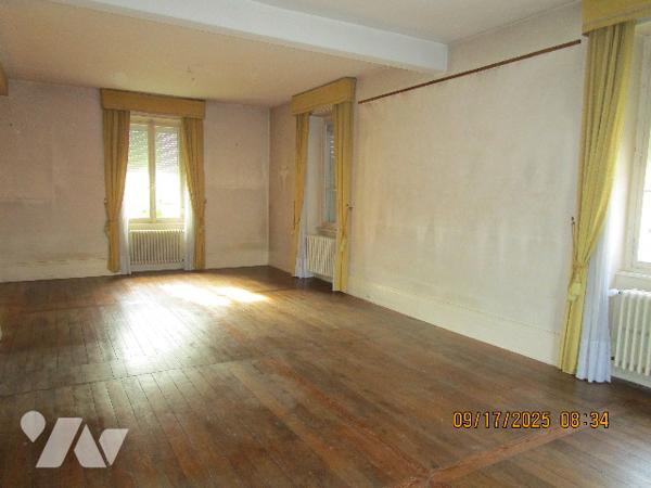 Grande propriété composée d'une maison de Maître de 16 pièces  avec dépendances  et terrain de 11 a