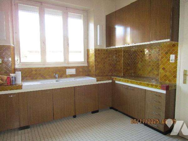 Grande propriété composée d'une maison de Maître de 16 pièces  avec dépendances  et terrain de 11 a