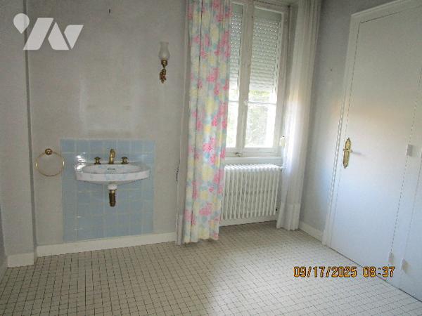 Grande propriété composée d'une maison de Maître de 16 pièces  avec dépendances  et terrain de 11 a