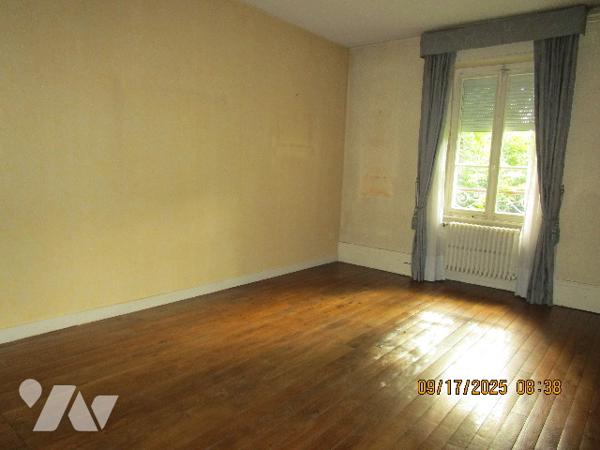 Grande propriété composée d'une maison de Maître de 16 pièces  avec dépendances  et terrain de 11 a