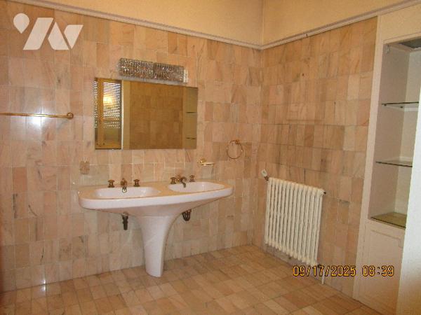 Grande propriété composée d'une maison de Maître de 16 pièces  avec dépendances  et terrain de 11 a