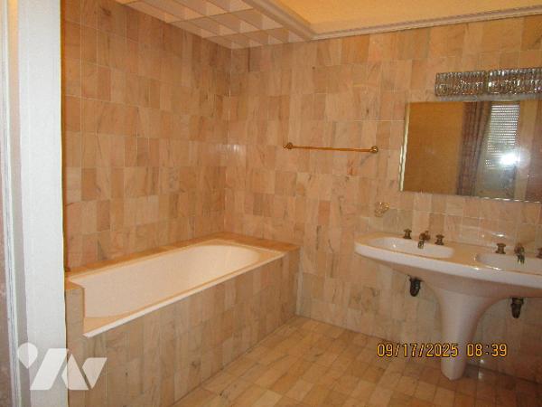 Grande propriété composée d'une maison de Maître de 16 pièces  avec dépendances  et terrain de 11 a