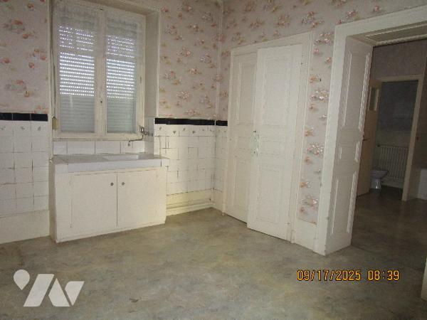 Grande propriété composée d'une maison de Maître de 16 pièces  avec dépendances  et terrain de 11 a