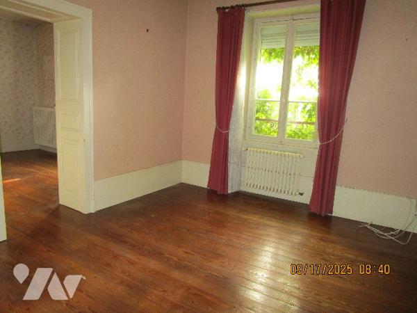 Grande propriété composée d'une maison de Maître de 16 pièces  avec dépendances  et terrain de 11 a