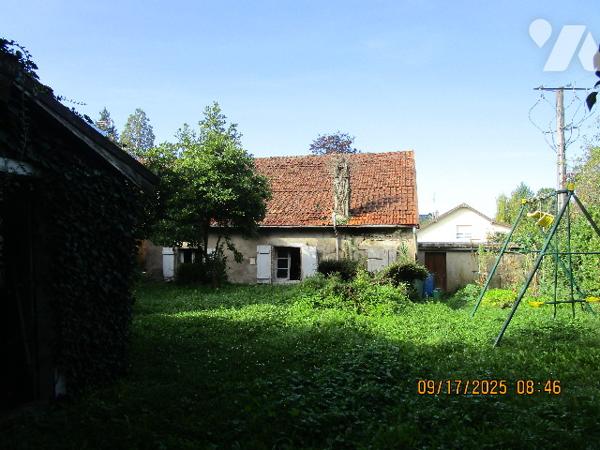 Grande propriété composée d'une maison de Maître de 16 pièces  avec dépendances  et terrain de 11 a