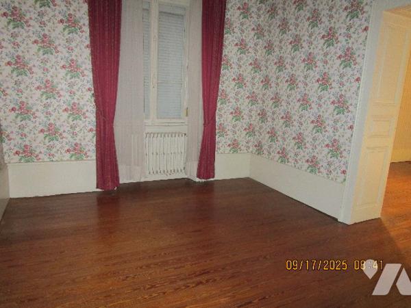 Grande propriété composée d'une maison de Maître de 16 pièces  avec dépendances  et terrain de 11 a