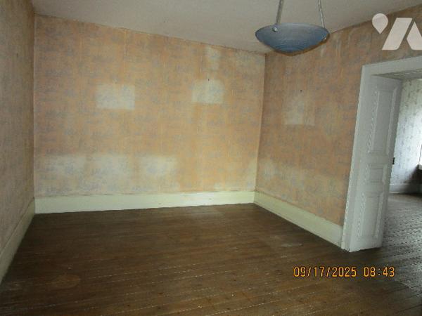 Grande propriété composée d'une maison de Maître de 16 pièces  avec dépendances  et terrain de 11 a