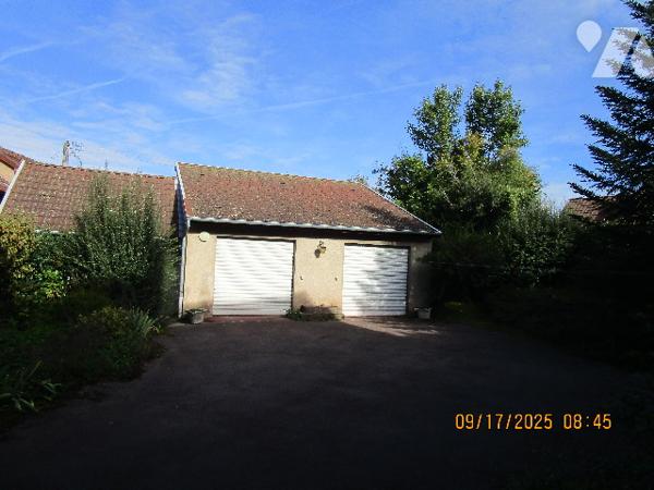 Grande propriété composée d'une maison de Maître de 16 pièces  avec dépendances  et terrain de 11 a