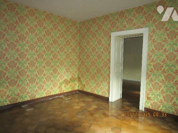Grande propriété composée d'une maison de Maître de 16 pièces  avec dépendances  et terrain de 11 a