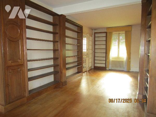 Grande propriété composée d'une maison de Maître de 16 pièces  avec dépendances  et terrain de 11 a