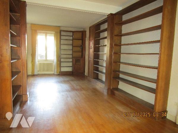 Grande propriété composée d'une maison de Maître de 16 pièces  avec dépendances  et terrain de 11 a