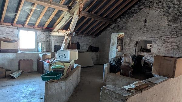 Maison de campagne à fort potentiel –  5 chambres - dépendances- VASSY-SOUS-PISY(89)